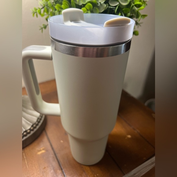✨40oz Reusable Vacuum Quencher Tumbler with Straw ✨ CREAM WHITE ✨ - Picture 7 of 11
